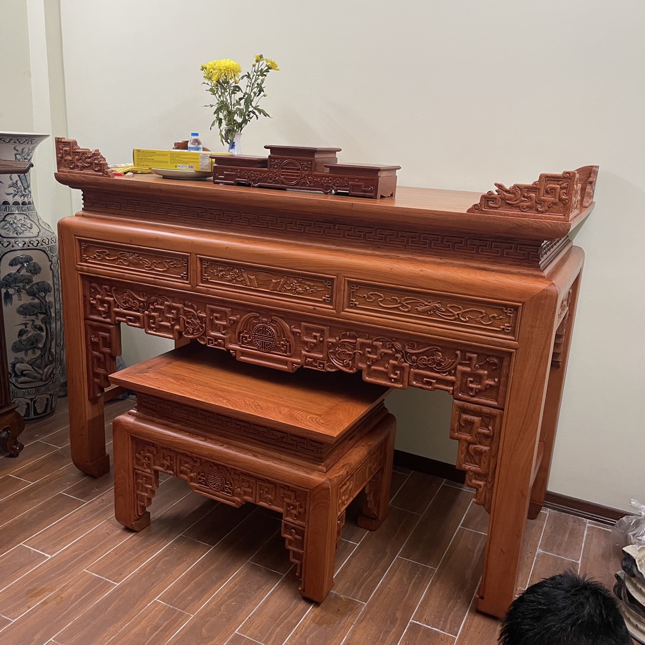 Các mẫu bàn thờ thần tài đẹp và những điều cần lưu ý