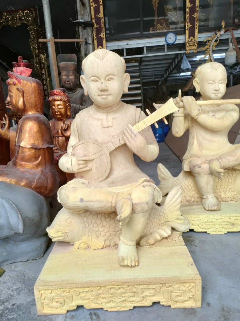 Cậu đánh đàn gỗ mít