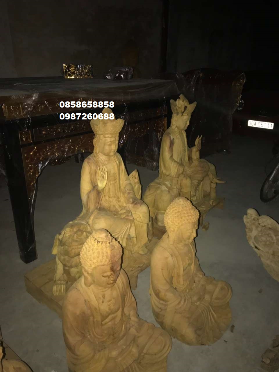 Cận cảnh bức tượng Phật bên trong ruột cây cổ thụ tại Trung Quốc